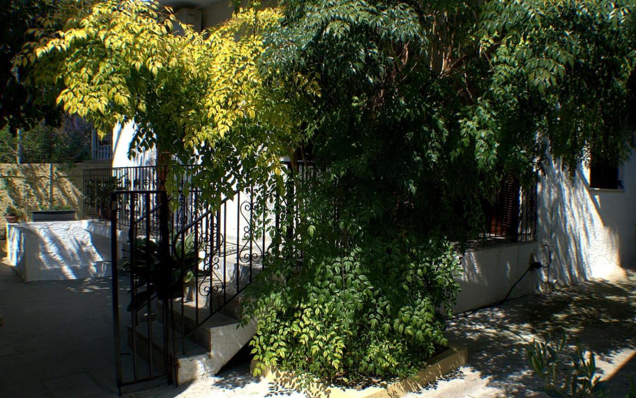 House Inside Garden Appartamento Volos Esterno foto